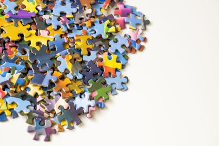 What Catches Your Eye in a Jigsaw Puzzle?