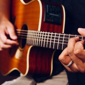 عازف/مغني